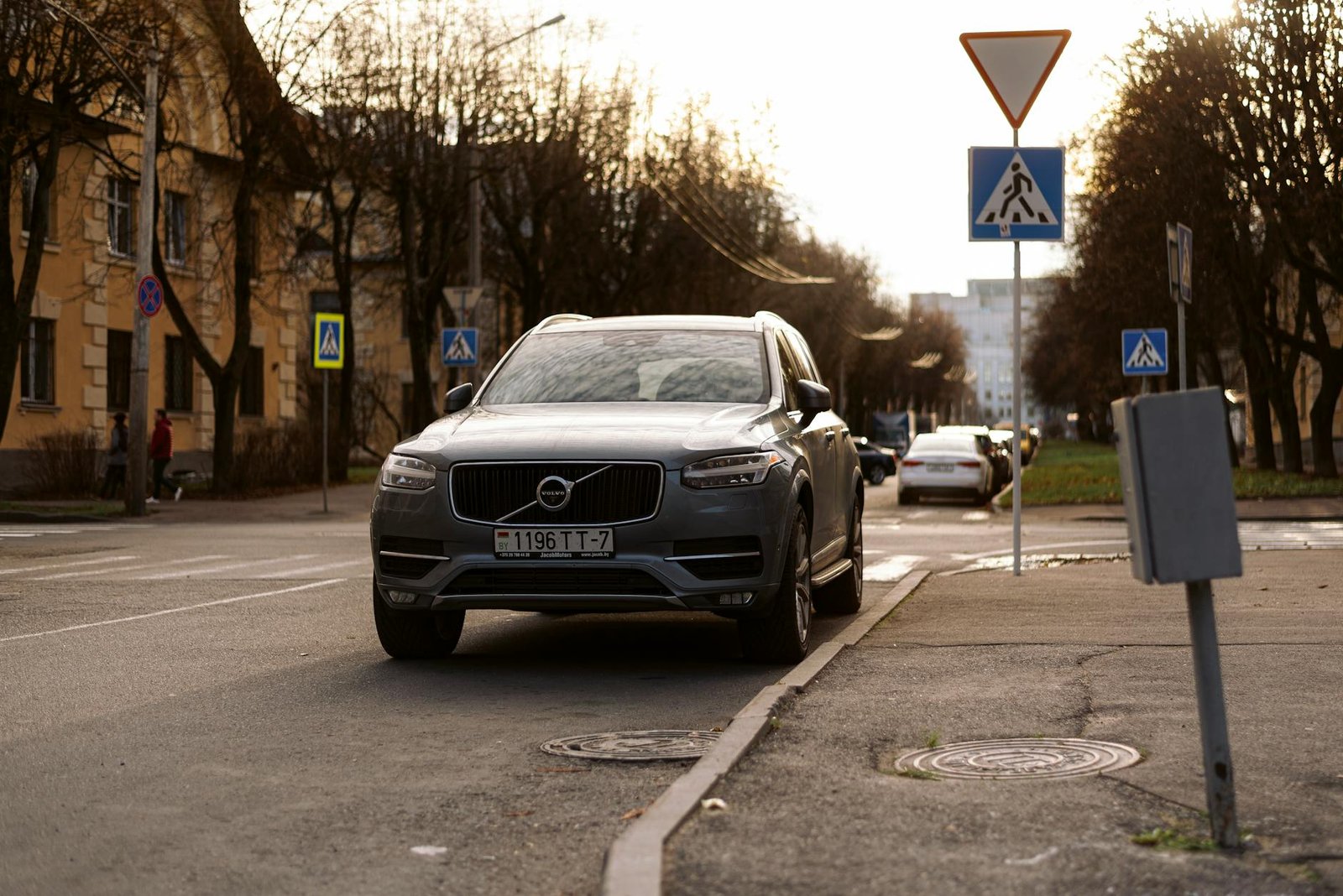 2026 Volvo EX90 Electric SUV – Safety Tech and Range Review